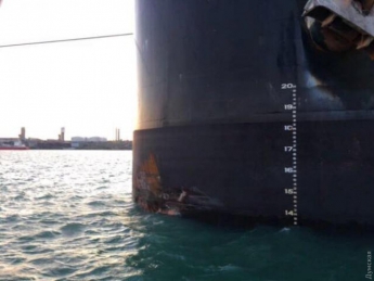 В Одессе корабль врезался в причал: опубликованы первые фото
