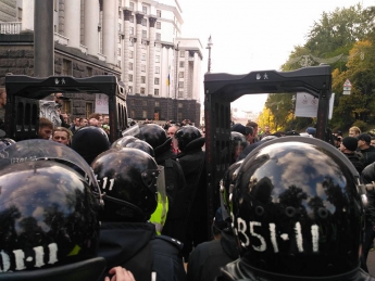 Возле здания Верховной Рады произошли новые стычки правоохранителей с митингующими
