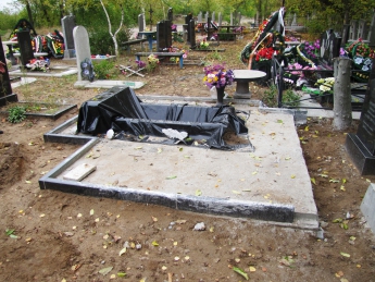 На кладбище разгорелся настоящий скандал (фото)