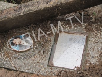 В Мелитополе на кладбище раскопали могилу (фото)