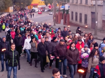 Сотни горожан приняли участие в факельном шествии (фото)