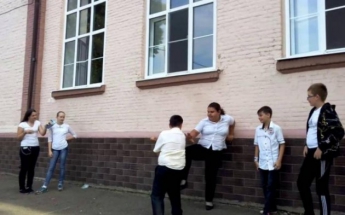 Школьница устроила недетскую расправу над одноклассником (видео)