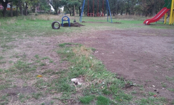 С детской площадки ночью вырвали лавочки и утащили песочницу (фото)