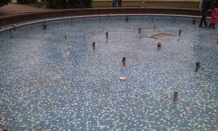 Жителей Мелитополя шокировало состояние фонтана в центральном парке (фото)