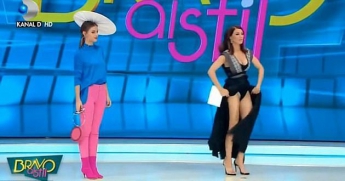 Румынская телеведущая засветила нижнее белье в прямом эфире