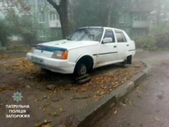 В Запорожье "разули" припаркованные авто (Фото)