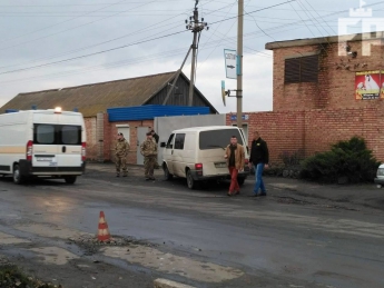 В Запорожской области микроавтобус с военными сбил женщину (фото)
