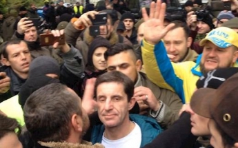 "Наконец мы до тебя добрались!" Шкиряка избили у здания суда в Киеве (фото, видео)
