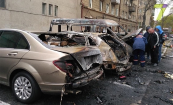 Ночью в Одессе горело более 20 автомобилей: фото, видео