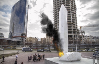 В Екатеринбурге облили бензином и подожгли памятник Ельцину