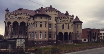 По 60 комнат: кадры из деревни с крупнейшими домами в Украине (фото, видео)