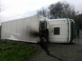 В Запорожье перевернувшийся грузовик заблокировал трамвайные пути