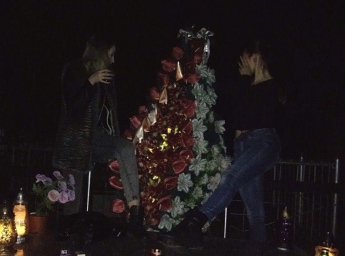 Пили и танцевали: На Львовщине малолетние девушки устроили «вечеринку» на кладбище (фото)