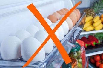 Чому не можна зберігати яйця на дверцятах холодильника