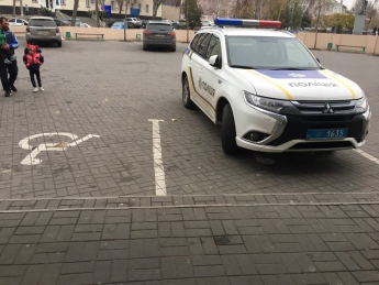 Патрульных, припарковавшихся на месте для инвалидов, защитил Олег Золотоноша (видео)