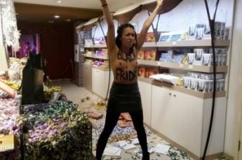Полетели торты и конфеты: Femen устроили в магазине Roshen на Крещатике “черную пятницу” (видео)