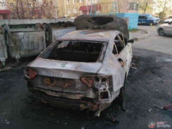 В запорожском дворе сгорели сразу три авто (Фото)