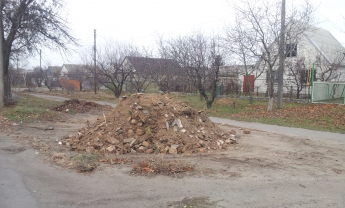 В отместку предприниматель выбросил КАМАЗ мусора под двор частника (фото)