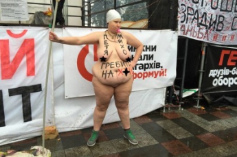 Активистка Femen устроила акцию в палаточном городке Саакашвили