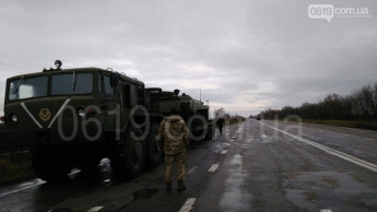 Водителя грузовика после столкновения с военным тягачом доставали спасатели (фото)