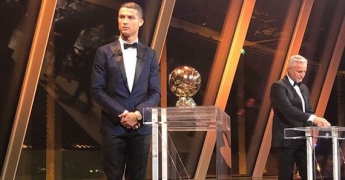 Футбол: Криштиано Роналду в пятый раз выиграл "Золотой мяч"