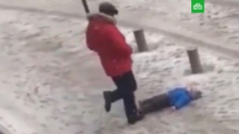 В Сеть попало видео, как мужчина бьет ногой ребенка