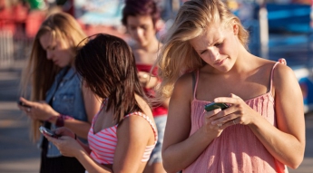 Во Франции с 1 сентября детям запретят пользоваться смартфонами в школах