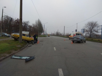 В Запорожье столкнулись две легковушки: водители госпитализированы - ФОТО