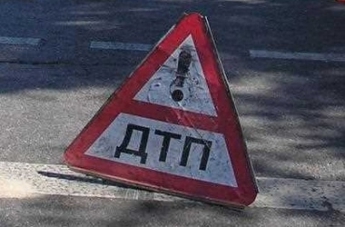 В Запорожье неадекватный пешеход чуть не попал под колеса машины (ВИДЕО)