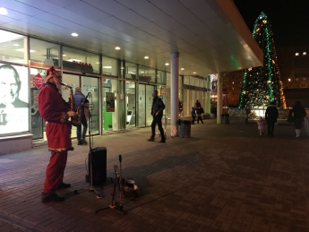 Музыкальный Санта Клаус дарит настроение горожанам (фото)