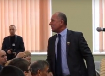 У депутата сдали нервы – он признался, что ему «тошнит» от народных активистов (видео)