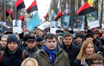 Митингующие в центре Киева штурмуют Октябрьский