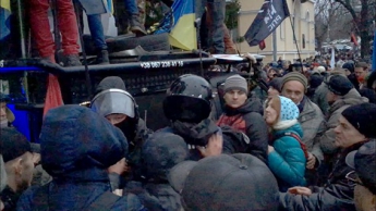 Полиция: В столкновениях под Октябрьским дворцом пострадали 32 правоохранителя, открыто 3 уголовных производства