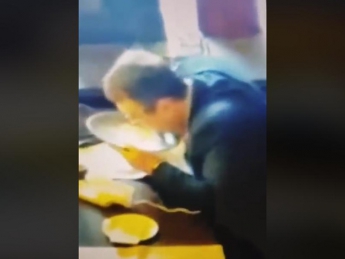 Украинский депутат вылизал тарелку в киевском ресторане