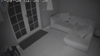 Мужчина заснял призрака в собственном доме (видео)