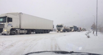 Транспортный коллапс на трассе «Киев-Одесса»: более 800 фур застряли в снегу