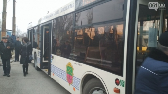В Запорожье на час задержали выход на маршрут новых автобусов: чиновники ждали журналистов TV5, - ФОТО