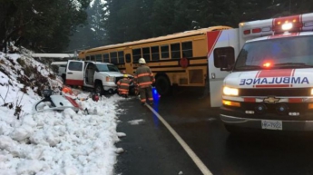 В Канаде грузовик влетел в школьный автобус (фото)