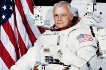В США скончался астронавт, первым вышедший в космос автономно