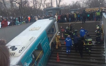 В Москве автобус с пассажирами на скорости въехал в подземный переход (фото)
