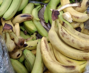 Неприглядный банановый "микс" продают в популярном супермаркете (фото)