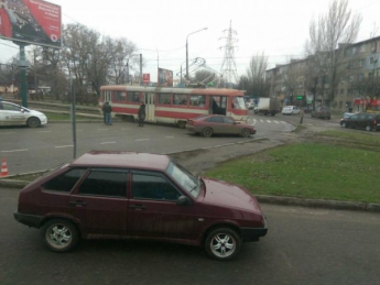 В Запорожье трамвай протаранил "Ауди" (Фото)
