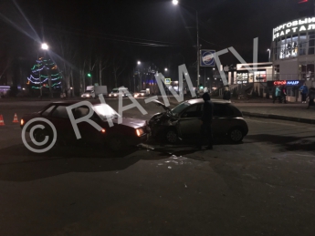 Лоб в лоб столкнулись ВАЗ и Ниссан в центре города (фото)
