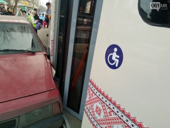 В центре Запорожья ВАЗ врезался в новый трамвай, - ФОТО