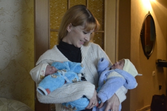 Мэр города Сергей Минько  подарил близнецам первую в их жизни "машину"