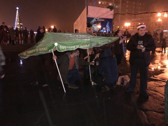 В Мелитополе в Новый год на центральной площади устроили танцы под дождем (видео+фото)