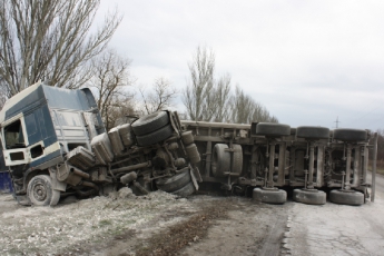 Под Запорожьем из перевернувшегося грузовика высыпалось 20 тонн извести (ФОТО)
