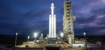На космодроме поставили тяжелую ракету SpaceX: впечатляющее видео