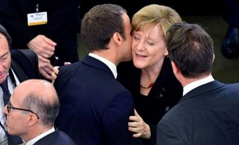 "С меня хватит": чиновникам Франции предлагают не целоваться
