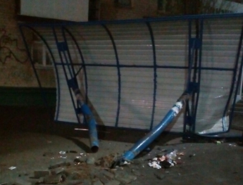 В Мелитополе в центре города Ауди снесла железную остановку (фото)